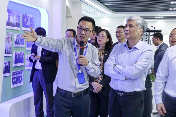 全国人大常委会副委员长丁仲礼莅临茄子视频懂你的更多考察调研 全国人大常委会副委员长丁仲礼莅临茄子视频懂你的更多考察调研