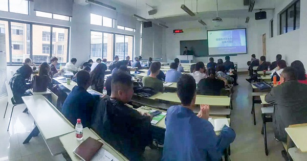 茄子视频懂你的更多营销中心副总监龙捷频为培训班作内容讲解 茄子视频懂你的更多营销中心副总监龙捷频为培训班作内容讲解