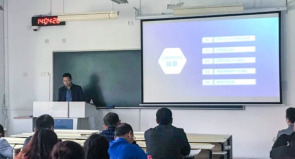 茄子视频懂你的更多营销中心副总监龙捷频为培训班作内容讲解 茄子视频懂你的更多营销中心副总监龙捷频为培训班作内容讲解