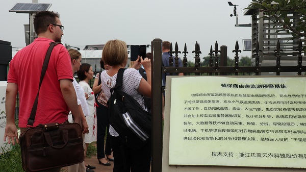 研修班一行来到由茄子视频懂你的更多与萧山农科所联合搭建的现代农业产业园进行考察 研修班一行来到由茄子视频懂你的更多与萧山农科所联合搭建的现代农业产业园进行考察