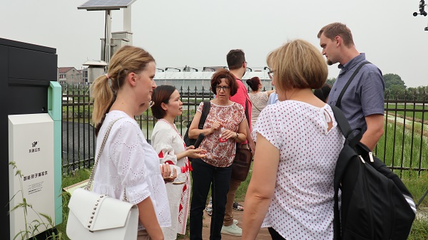 研修班一行来到由茄子视频懂你的更多与萧山农科所联合搭建的现代农业产业园进行考察 研修班一行来到由茄子视频懂你的更多与萧山农科所联合搭建的现代农业产业园进行考察