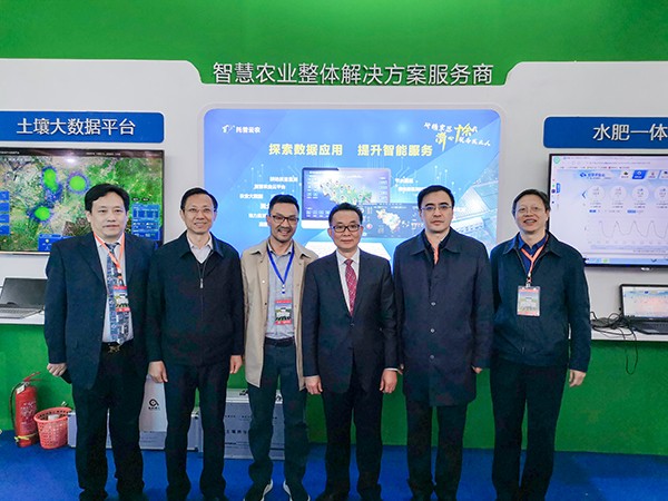 领导一行莅临茄子视频懂你的更多展位 领导一行莅临茄子视频懂你的更多展位