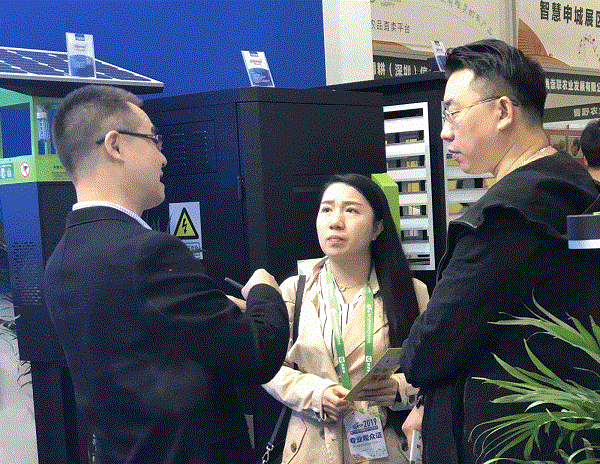 托普工作人员向来访嘉宾讲述托普理念 托普工作人员向来访嘉宾讲述托普理念