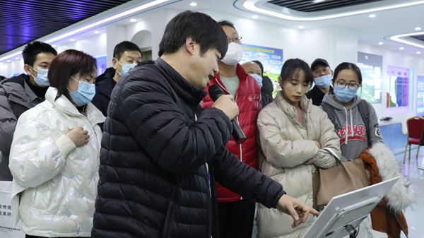 工作人员介绍林业设备 工作人员介绍林业设备