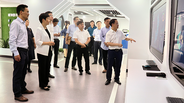 省科技厅党组书记何杏仁一行赴茄子视频懂你的更多调研农业科技工作 省科技厅党组书记何杏仁一行赴茄子视频懂你的更多调研农业科技工作