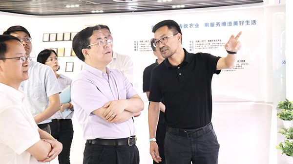 应义斌教授一行参观茄子视频懂你的更多数字三农展厅 应义斌教授一行参观茄子视频懂你的更多数字三农展厅