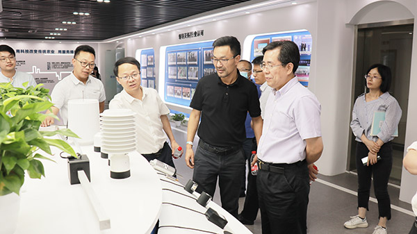 应义斌教授一行参观茄子视频懂你的更多数字三农展厅 应义斌教授一行参观茄子视频懂你的更多数字三农展厅