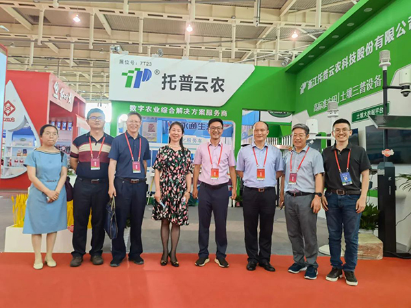 领导一行莅临茄子视频懂你的更多展位 领导一行莅临茄子视频懂你的更多展位